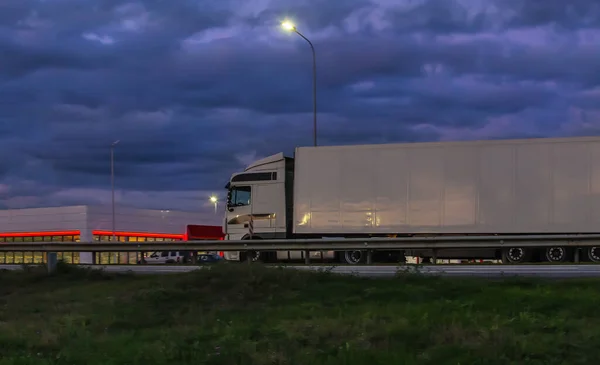 Camion Déplace Sur Autoroute Campagne Nuit — Photo