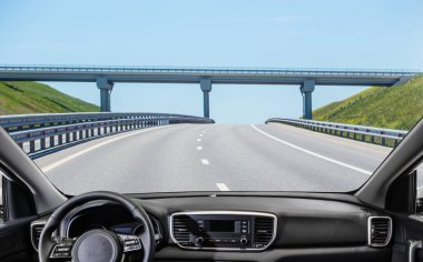 Arabadan banliyö otobanına bir köprü manzarası