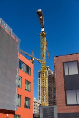 Şehirde inşaat vinci olan bir inşaat alanı.