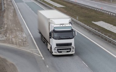 Otobanda Büyük Güçlü Kamyon Hareketleri