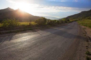 Gün batımında dağlarda denize giden yol. Manzara.