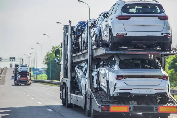 Autotransporter Fährt Auf Vorstadtautobahn — Stockfoto