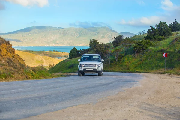 Suv Beweegt Langs Een Kronkelende Weg Aan Zee Een Zomerdag — Stockfoto