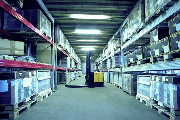 Interior Armazém Industrial Com Racks Uma Empilhadeira — Fotografia de Stock