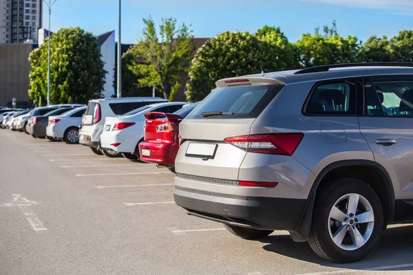 Carros Estacionamento Cidade Perto Shopping — Fotografia de Stock