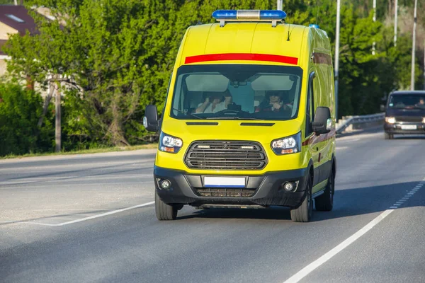 Ambulansbilen Rör Sig Längs Stadens Gata — Stockfoto