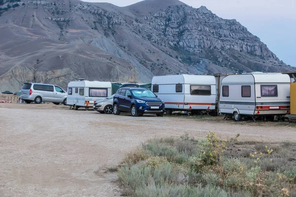 Camping Nad Morzem Pobliżu Gór Przyczepami Kempingowymi Lecie — Zdjęcie stockowe