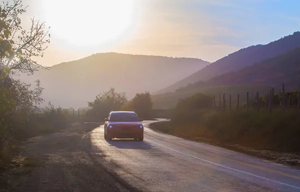 Voiture Éclairée Par Lumière Soleil Déplace Sur Virage Dans Route — Photo