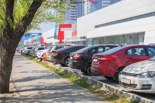 Carros Estacionamento Perto Shopping — Fotografia de Stock