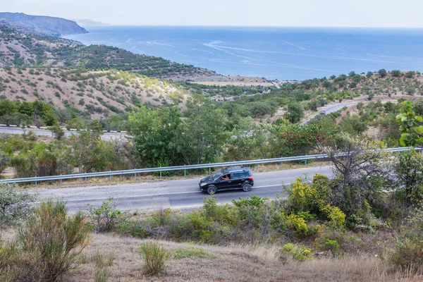 Serpentine Sinuoso Camino Con Coches Cerca Costa Del Mar Día — Foto de Stock