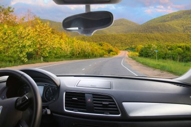 Arabadan güzel dağlardaki dolambaçlı yola bak.