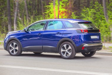 Crossover orman boyunca yol boyunca ilerliyor. Bulanık hareket.