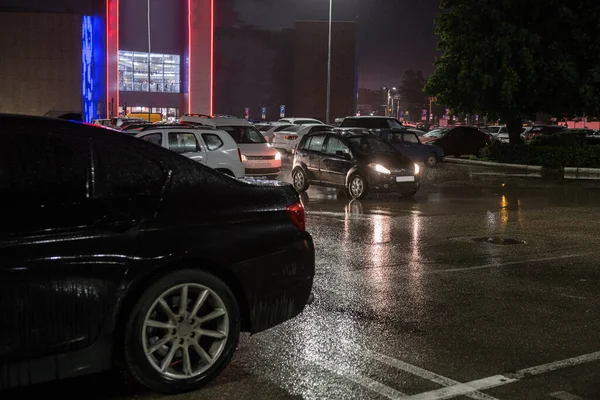 Coches Estacionamiento Centro Comercial Una Noche Lluviosa — Foto de Stock