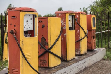 Eski paslı benzin istasyonu.