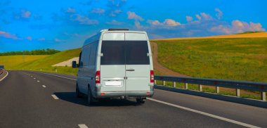 Minibus yazın banliyö otobanında yolcu taşır..