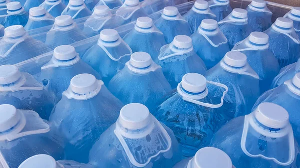 Plast Förseglade Klara Vattenflaskor Närbild — Stockfoto