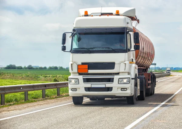 Camión Combustible Mueve Largo Una Autopista Suburbana Día Verano — Foto de Stock