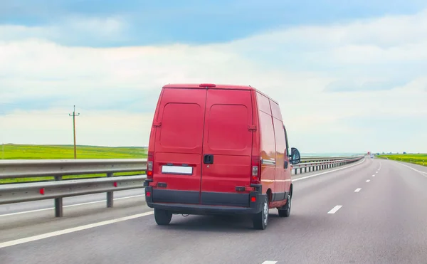 Červený Minibus Pohybuje Podél Příměstské Dálnice — Stock fotografie