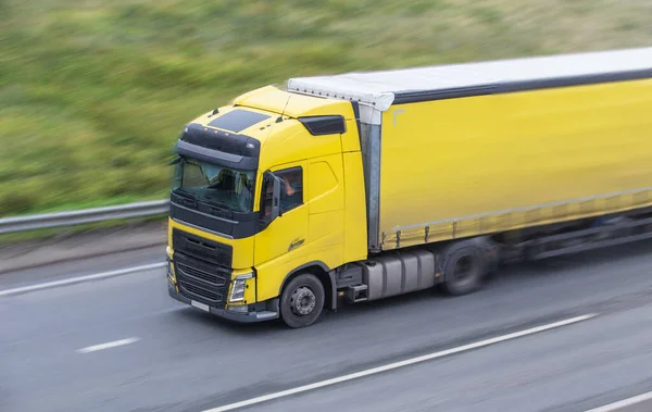 Truck Rijdt Langs Een Landweg Wazige Beweging — Stockfoto