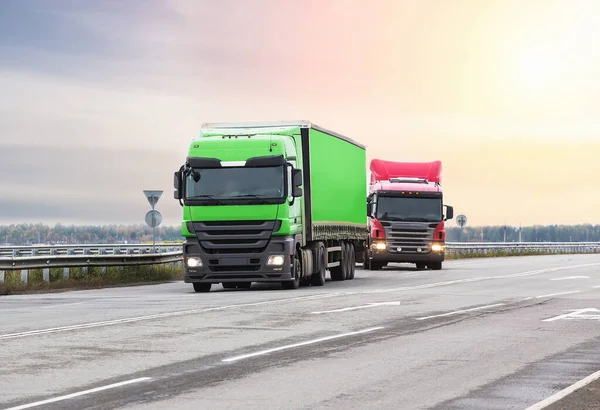 Vrachtwagens Beweegt Het Platteland Snelweg Bij Zonsopgang — Stockfoto