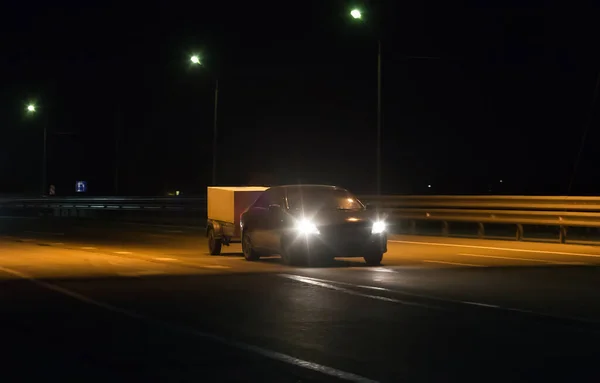 Auto Mit Anhänger Fährt Auf Nächtlicher Vorstadtautobahn — Stockfoto