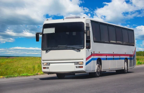 Autobus Turystyczny Porusza Się Wzdłuż Country Highway Tle Zachmurzonego Nieba — Zdjęcie stockowe