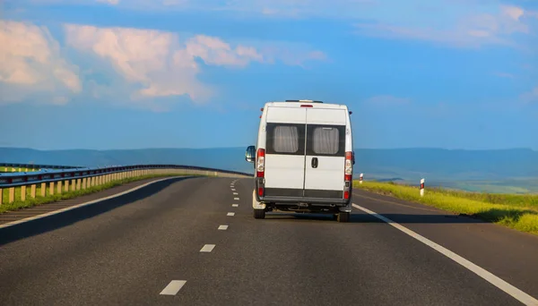 Minibus Pohybuje Příměstské Dálnici Zemi Při Západu Slunce — Stock fotografie