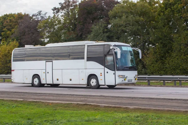 Autobús Turístico Mueve Una Carretera Campo Verano — Foto de Stock