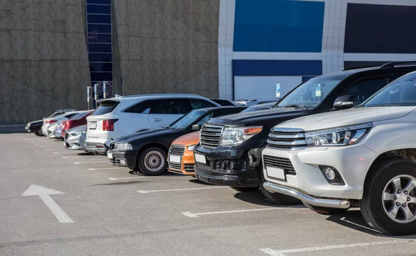 Coches Estacionamiento Ciudad Cerca Del Centro Comercial — Foto de Stock