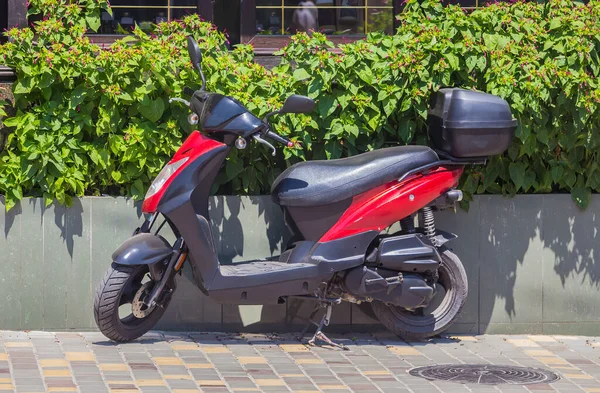 Scooter Geparkeerd Weg Door Het Gazon — Stockfoto