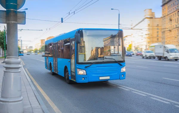 Autobús Lanzadera Lleva Los Pasajeros Por Calle Ciudad — Foto de Stock
