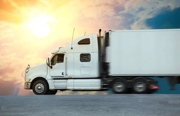Caminhão Americano Move Estrada Contra Fundo Céu Nublado Pôr Sol — Fotografia de Stock