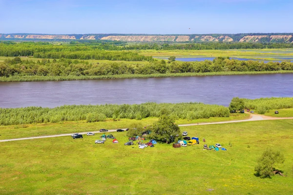 Пікнік на березі річки — стокове фото