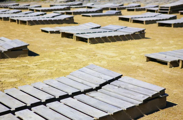 Tablones de madera en la costa arenosa —  Fotos de Stock