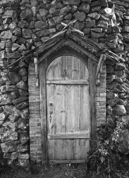 Drewniane drzwi budynku — Zdjęcie stockowe