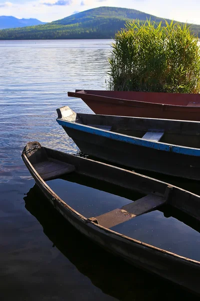 山の湖で木製ボート — ストック写真