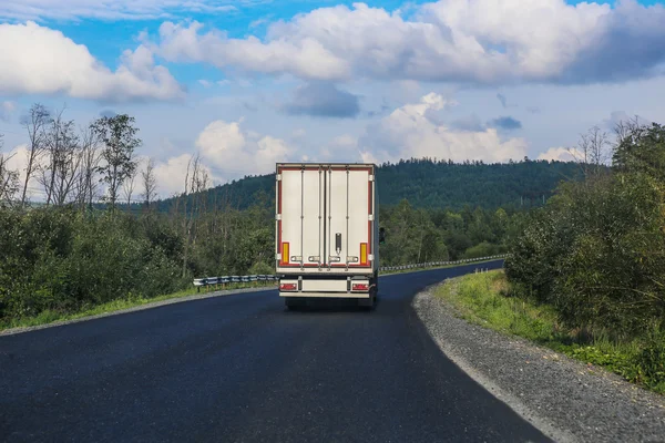 White truck transports freight — Stock Photo, Image