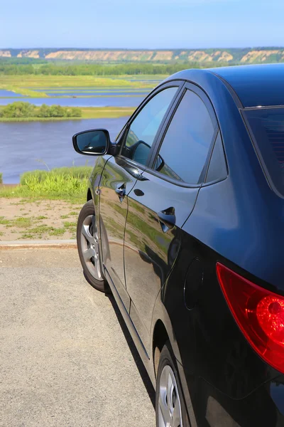 Coche en la orilla alta del río —  Fotos de Stock