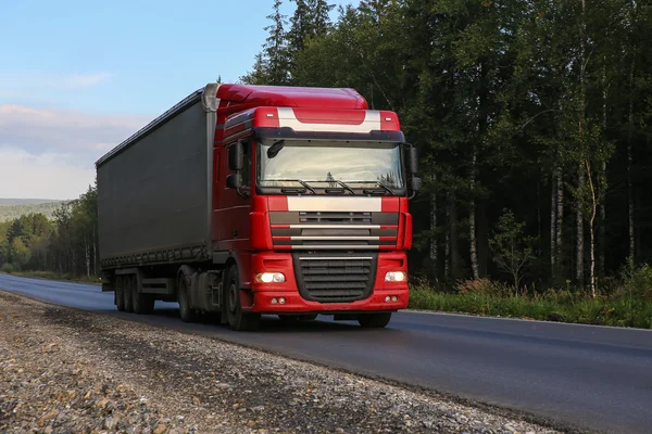 Lastbil med släpvagn går på motorvägen — Stockfoto