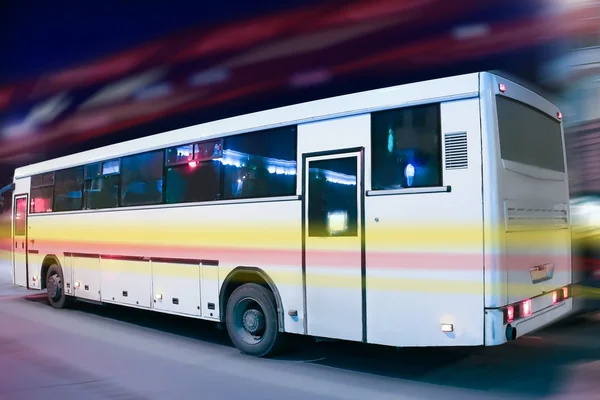 Autobús que se mueve en la ciudad de noche — Foto de Stock