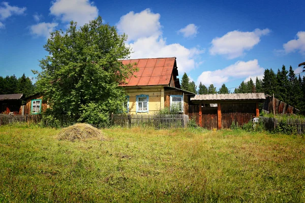 Casa rural de madeira na Rússia — Fotografia de Stock