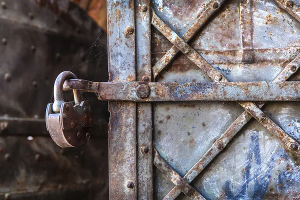 Staré kovové kované dveře — Stock fotografie