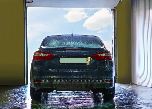 Mavi araba oto yıkama — Stok fotoğraf