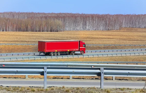 Camión con remolque va en la carretera —  Fotos de Stock