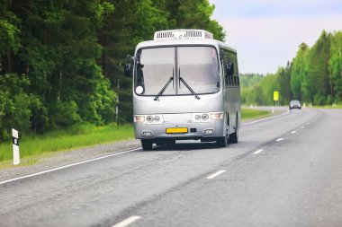 Otobüs şehir otobanında gidiyor.