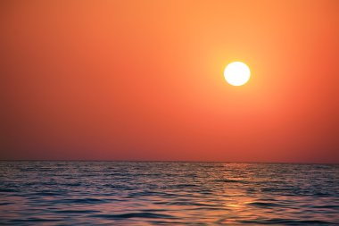 Gün batımında deniz manzarası