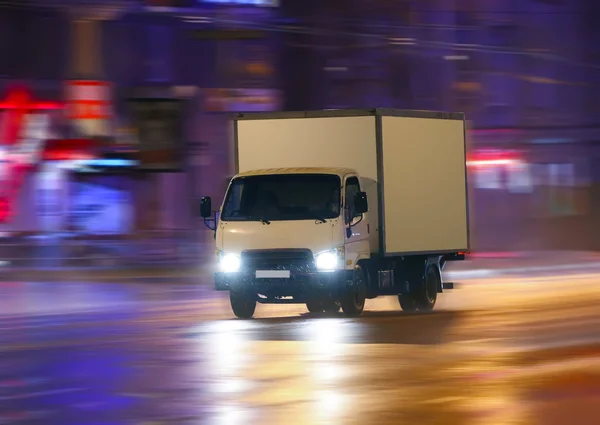 gece şehir üzerinde taşıma kamyonu