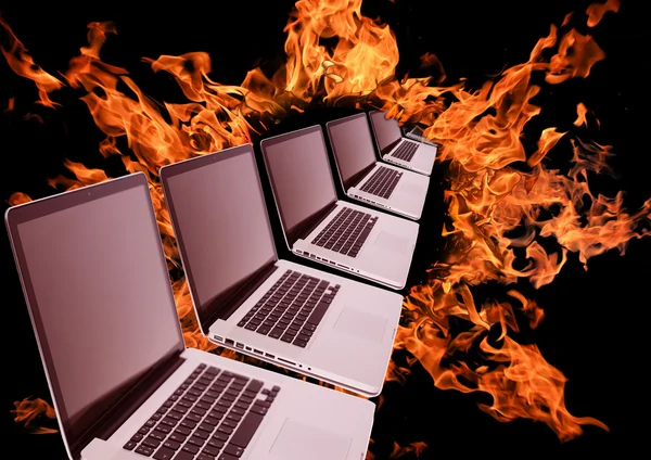 Laptopy wiersza w ognisty pierścień — Zdjęcie stockowe