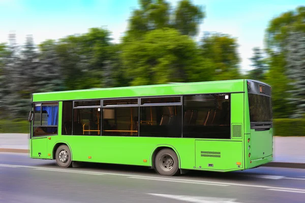 Autobús urbano verde — Foto de Stock