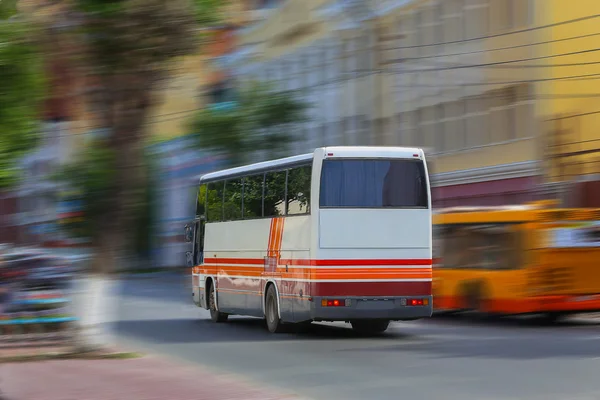 Туристический автобус идет по городу — стоковое фото